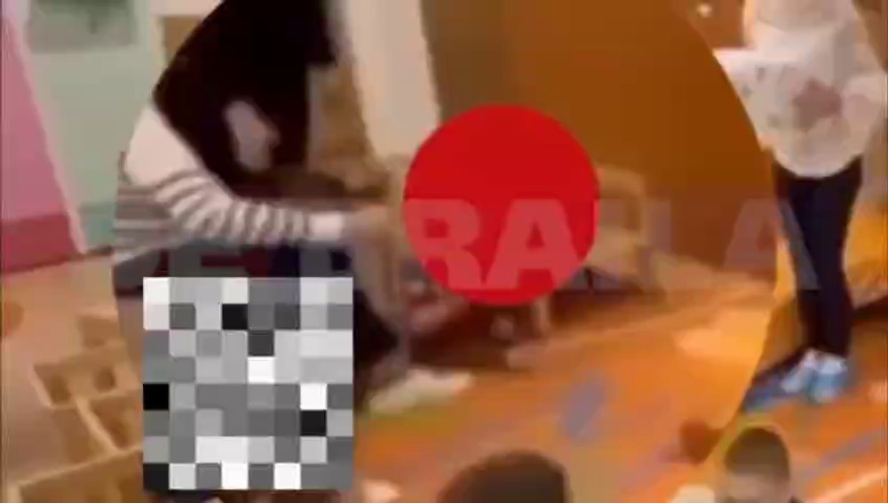 Momentul în care o educatoare lovește un copil, într-o gradiniță din Brăila