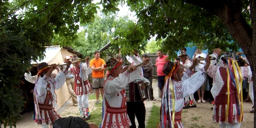 căluş joc in curtea gospodarului - foto cimec