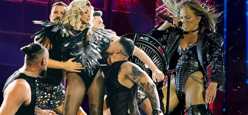 Loredana Groza este comparată la trup cu Jennifer Lopez. Ambele au peste 50 de ani