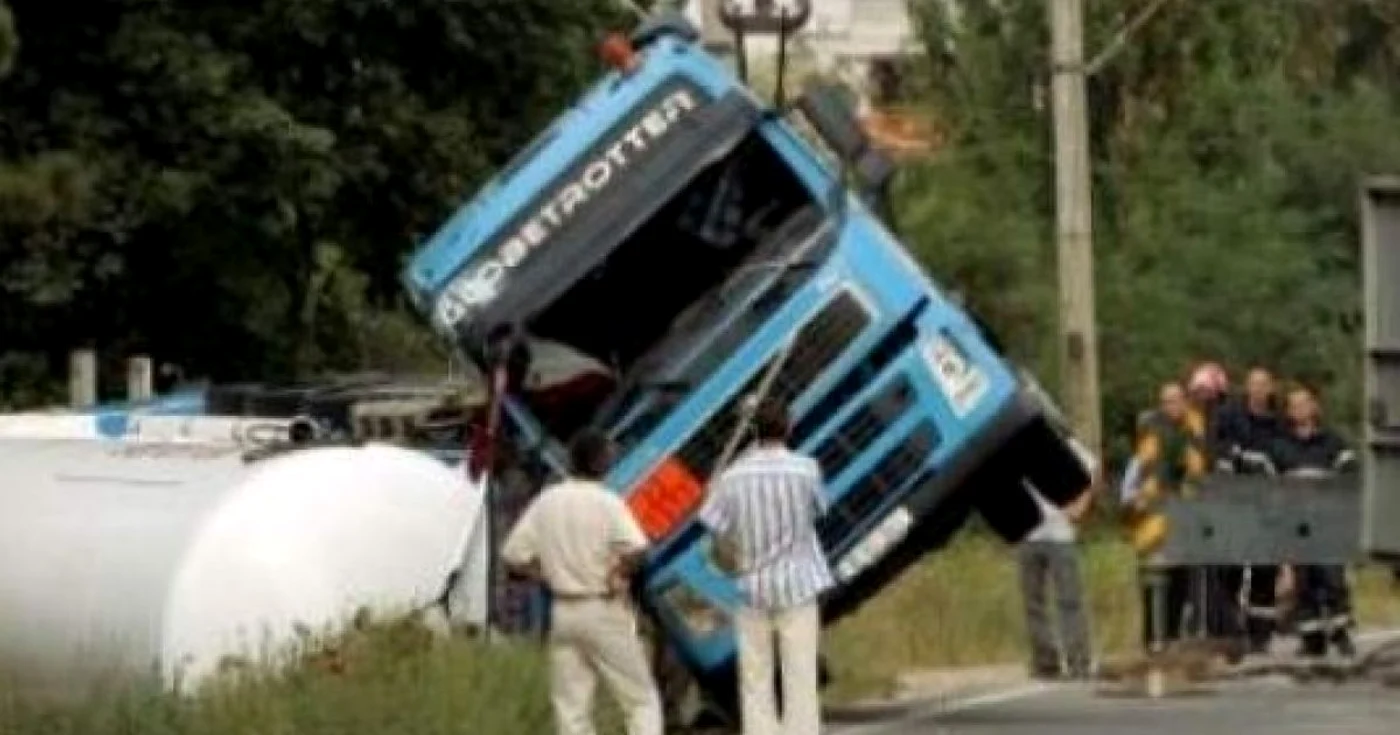 Un camion cu bere s-a răsturnat în mijlocul drumului. Foto Arhivă