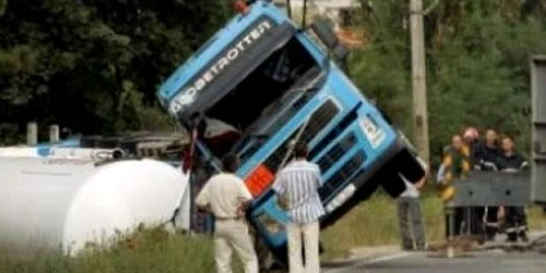 Camionul incarcat cu peste a blocat aleea intreaga noapte