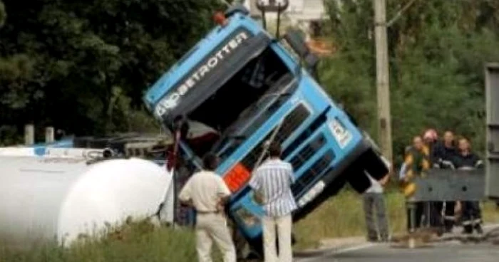 Un camion cu bere s-a răsturnat în mijlocul drumului. Foto Arhivă