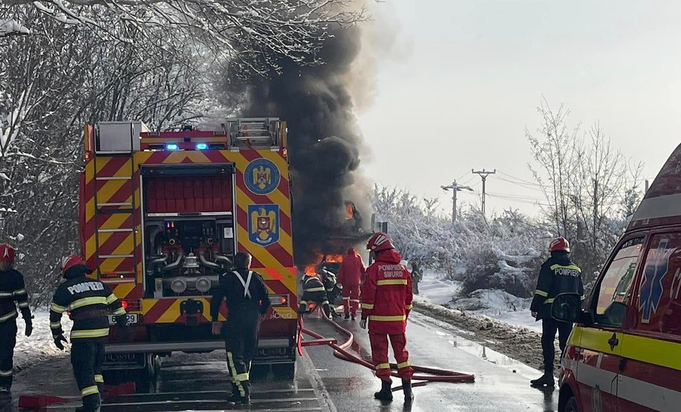 Un autotren care transporta opt mașini a luat foc pe DN 72