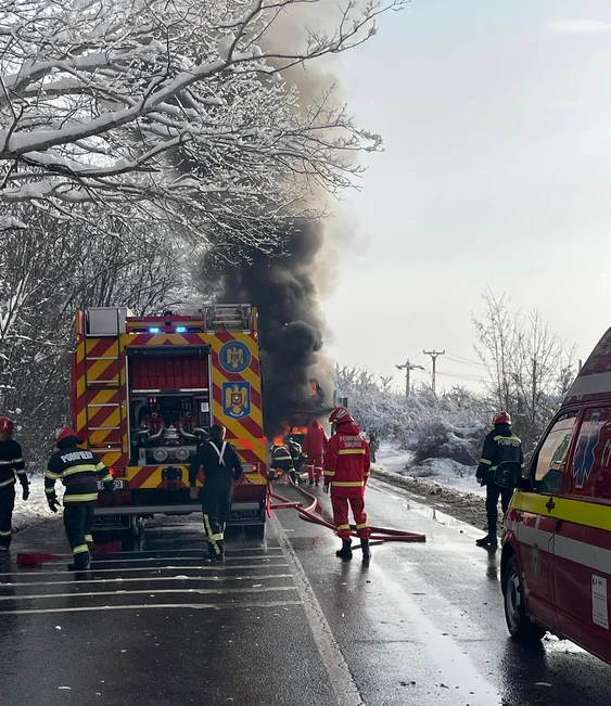 Autotren în flăcări pe DN 72. FOTO: Facebook- Ești din Moreni/ Mihail Gabriel