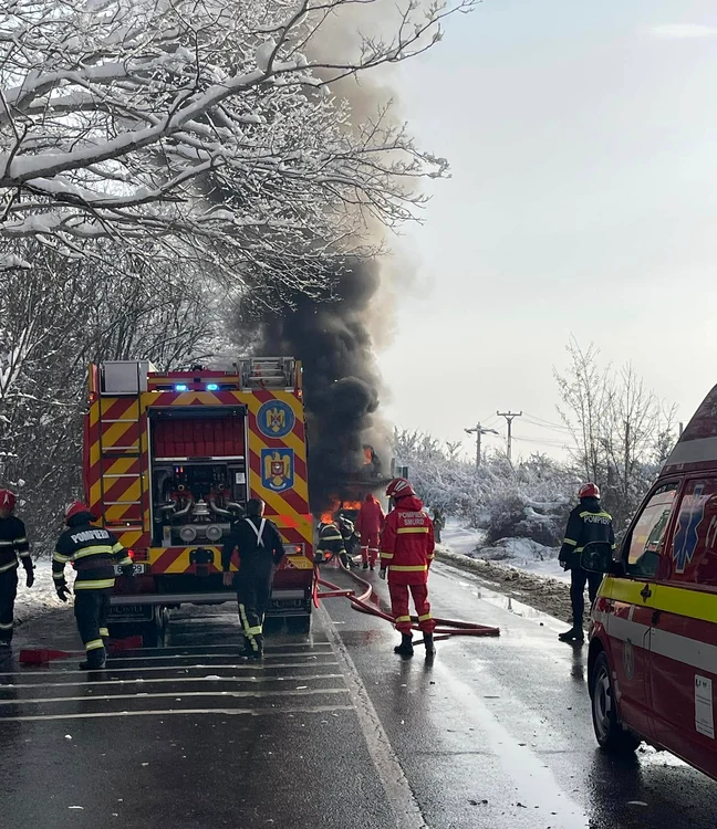 Autotren în flăcări pe DN 72. FOTO: Facebook- Ești din Moreni/ Mihail Gabriel