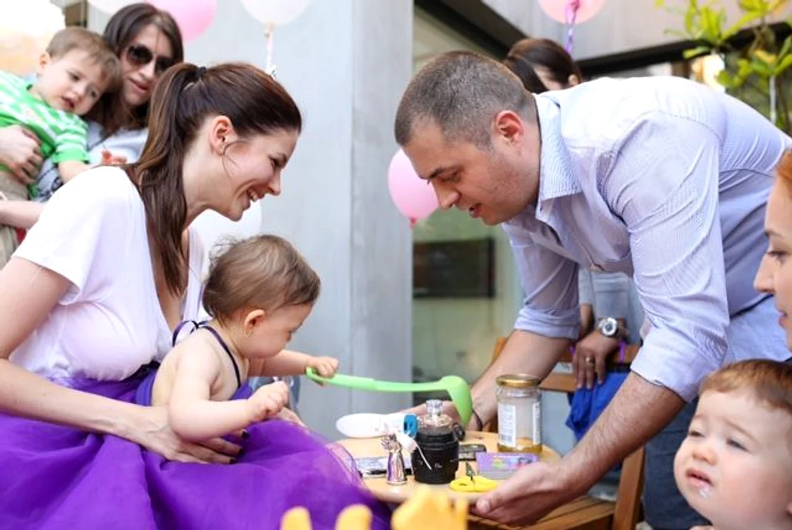 La aniversarea de un an, Natalia a ales trei obiecte de pe tăviţă