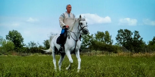 Călin Georgescu pe un cal alb Foto Călin Georgescu   Youtube jpg