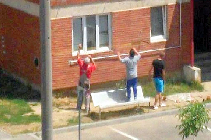 Vecinii s-au strâns sub fereastră pentru a-l prinde pe băiat