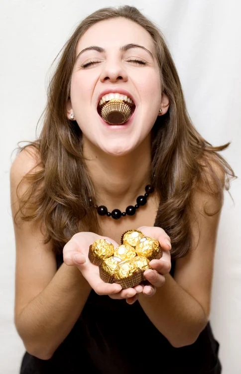 
    Când ţi-e poftă de ceva dulce, consumă un fruct, miere sau ciocolată neagrăShutterstock  