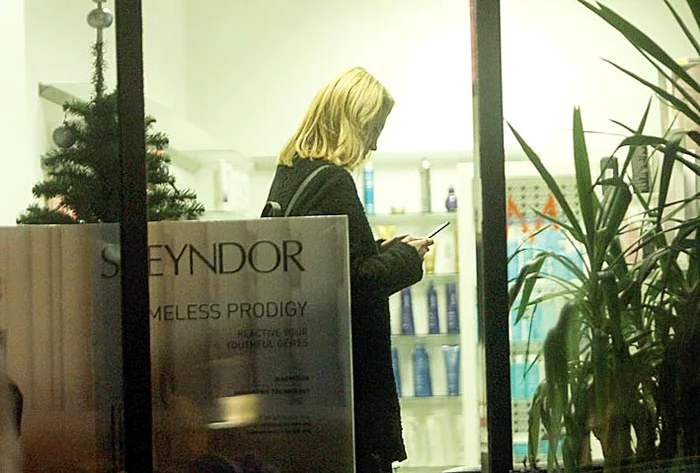 Chiar şi la salon stă lipită de telefon