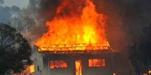 Incendiul a izbucnit de la o sobă aprinsă, lăsată nesupravegheată