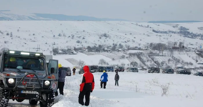 Nici armata, nici pompierii sau jandarmii nu au reuşit să-i salveze pe cei înzăpeziţi în judeţul Vaslui. Clubul Off-Road s-a transformat în salvatorul sinistraţilor. FOTO: Clubul Off-Road