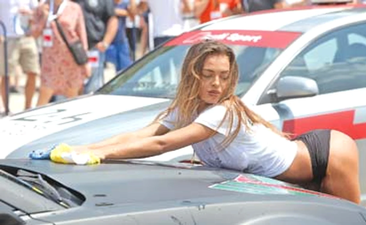 
    Uau, ce poziţii ne oferă tânăra din imagine!Foto: Sever Gheorghe  