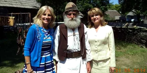 Opincarul Alexandru Ilinca din Râmnicu Vâlcea între soţia fostului vicepreşedinte american Joe Biden şi soţia fostului preşedinte Traian Băsescu Foto Arhiva personală.jpg