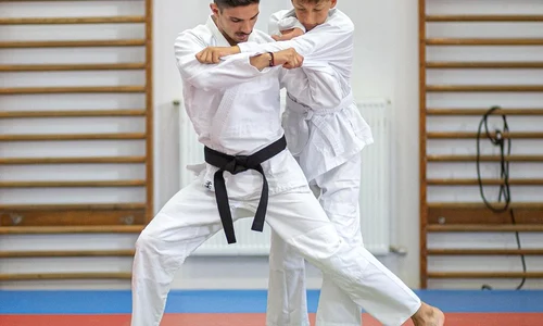 Marius Crăciun deține Centura Neagră la karate și antrenează juniorii jpeg