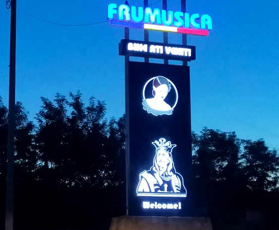 Totemul luminos de la intrarea în comună FOTO Elena Helici
