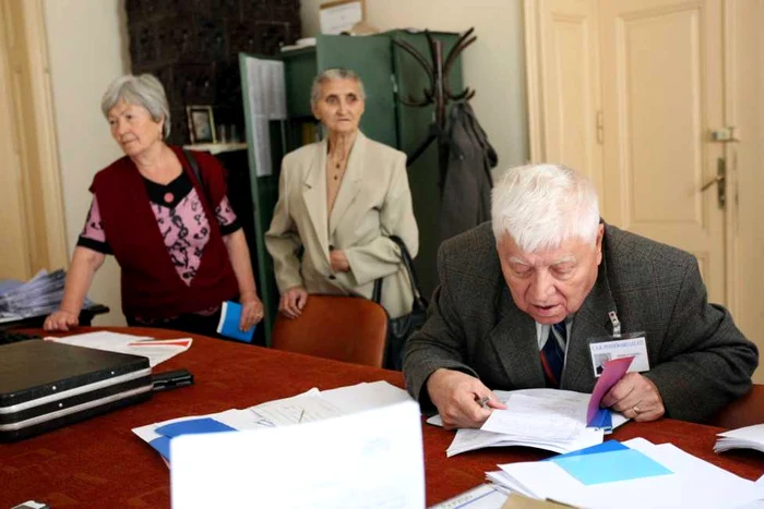 Pensionarii gălăţeni supravieţuiesc din credite, Foto: Bogdan Dimofte 