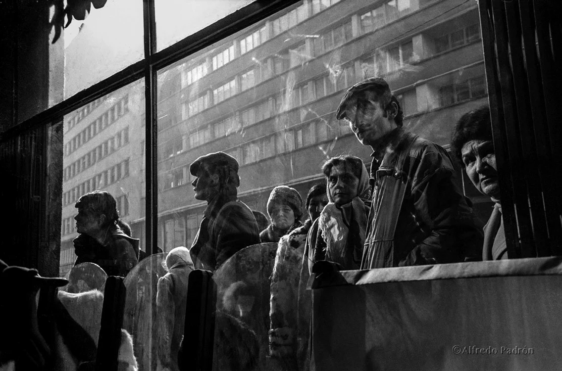 Români uitându-se prin vitrina unui magazin cu prețuri în valută FOTO Alfredo Padron