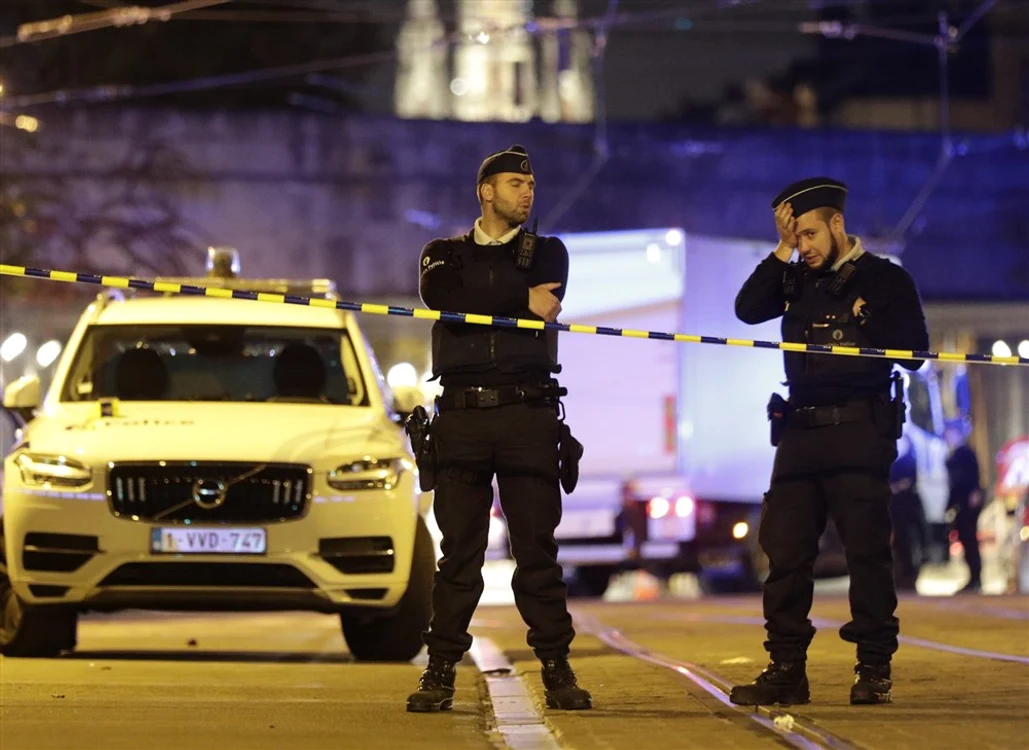 O altă patrulă de poliţie a intervenit după atac și l-a iobilizat pe suspect Foto EPA EFE