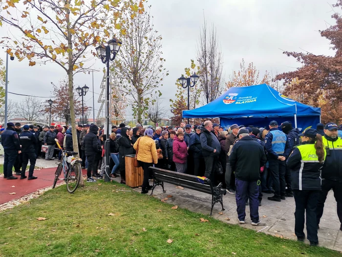 S-a stat la coadă pentru o porție de fasole cu ciolan FOTO: Alina Mitran