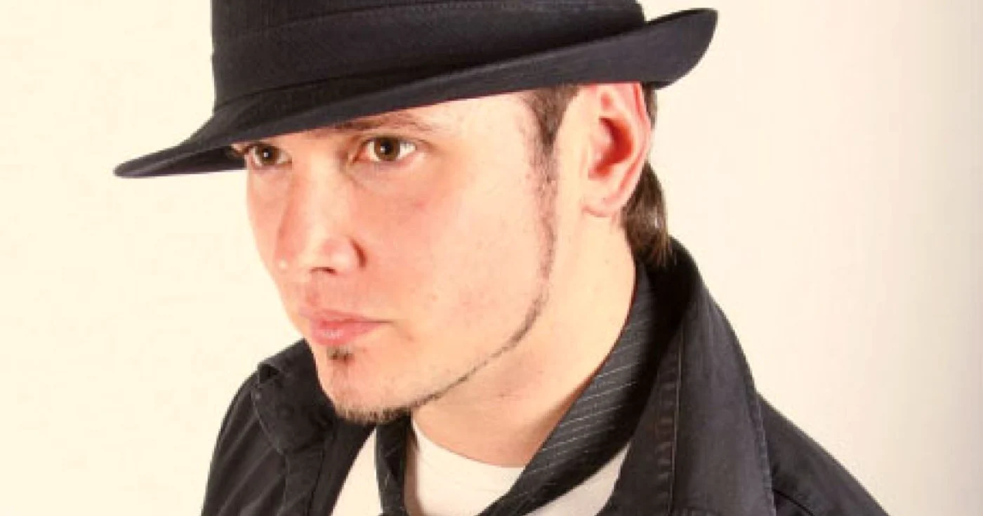 David Bryan participă ca solist al trupei Hotel FM