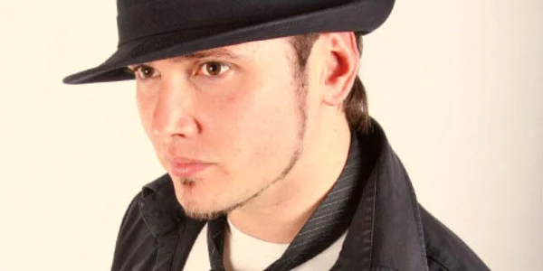 David Bryan participă ca solist al trupei Hotel FM