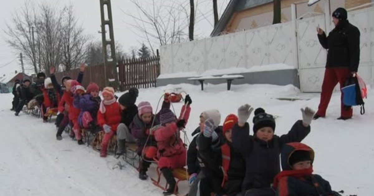 Primarul din Constanța închide stradă pentru derdeluşul copiilor din comună Primarul din Constanța închide stradă pentru derdeluşul copiilor din comună