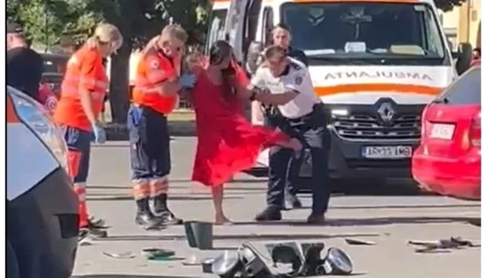 Femeia l-a scuipta şi lovit pe poliţistul care încerca să o liniştească. FOTO: captură video