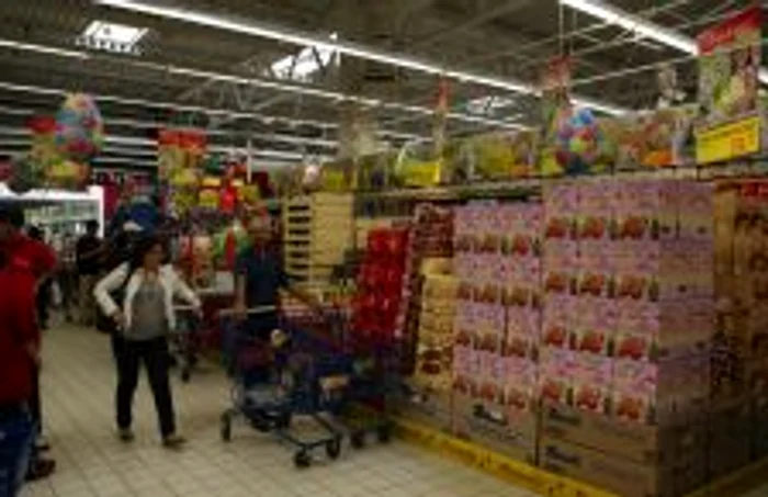 Hoţii profită de neatenţia oamenilor în goana după cumpărături - imagine arhivă ADS Ploieşti