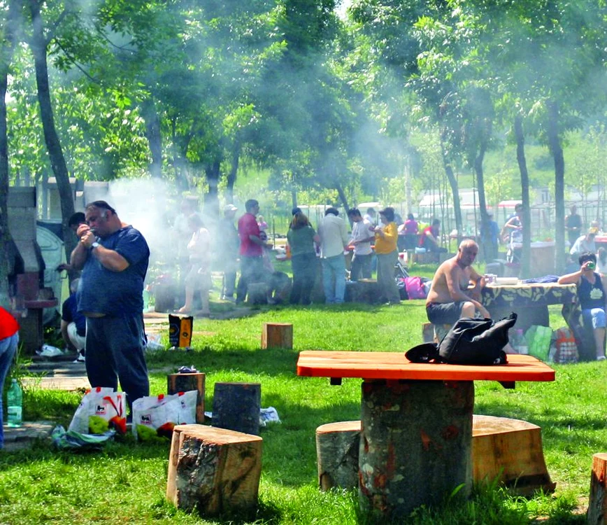 
    Carne pui, 9 bucăţi: 18 lei Pastramă miel, 5 bucăţi: 16 lei Cârnăciori, 9 bucăţi: 16 lei Carne porc, 5 bucăţi: 15 lei Vin de ţară  