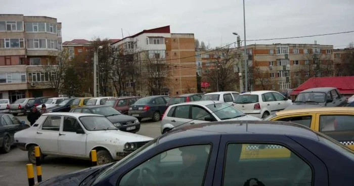 Aglomeraţie în parcarea de la Penny