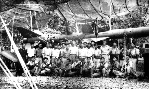 Luptători vietnamezi instruiți pentru folosirea rachetelor antiaeriene sovietice, în primăvara anului 1965 (© Wikimedia Commons)