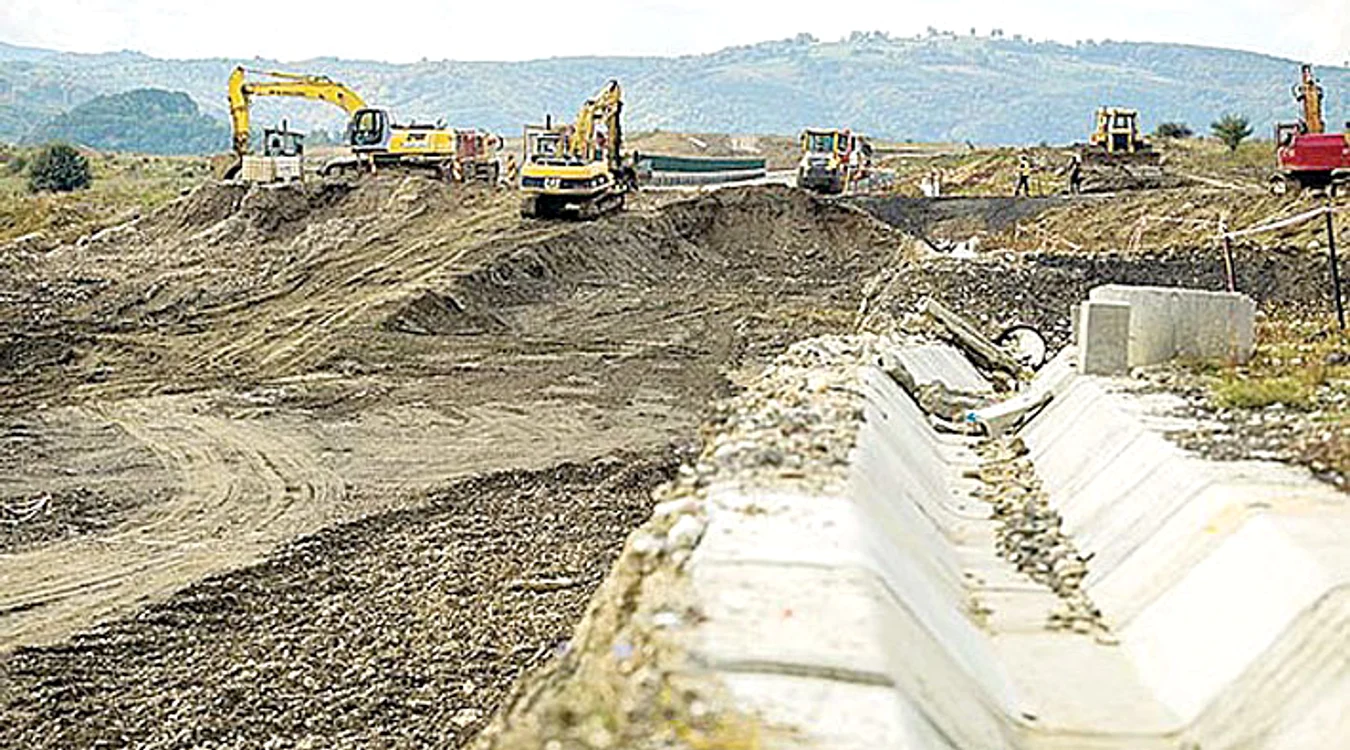 
    Lotul 2 din autostrada  Lugoj-Deva ar fi trebuit  să fie inaugurat în  decembrie 2015Captură: Antena 3  