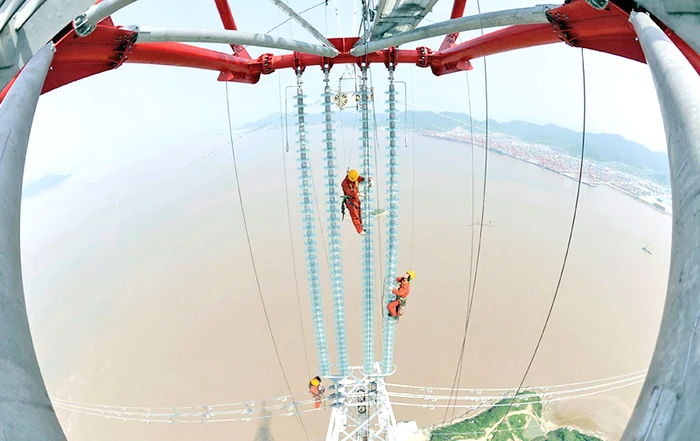 Aşa repară ei reţeaua electrică