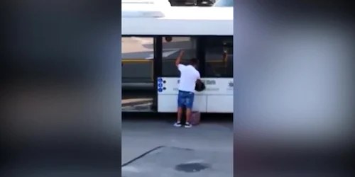 Cum fură motorină dintr-un autobuz un şofer din Craiova