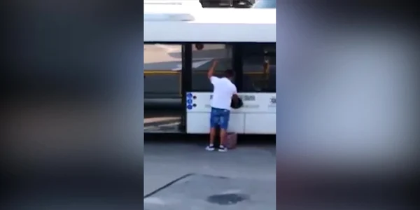 Cum fură motorină dintr-un autobuz un şofer din Craiova