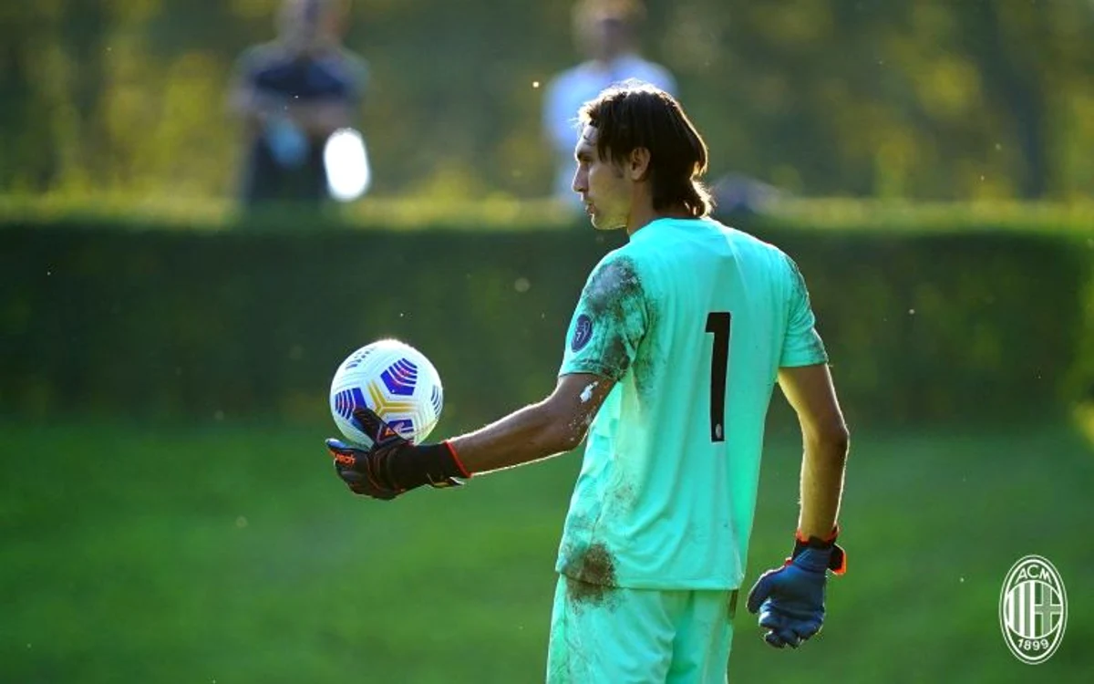 
    Tătărușanu a primit tricoul cu numărul 1 la AC MilanFOTO: Twitter/ AC Milan  