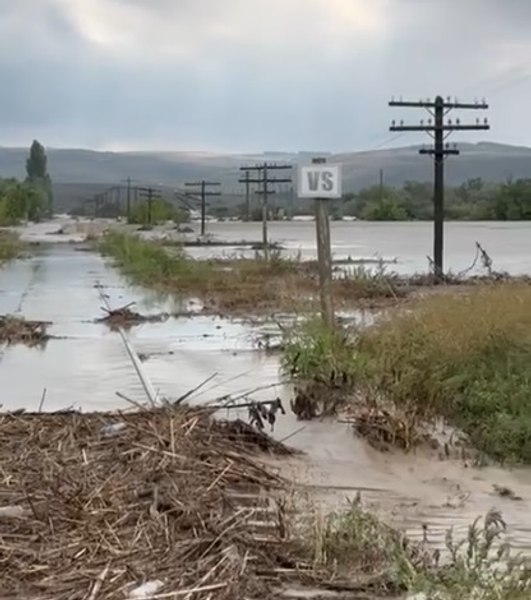 Traficul pe calea ferată, afectat de ploile abundente. Șine sub apă, viteză redusă și chiar oprirea temporară a circulației 