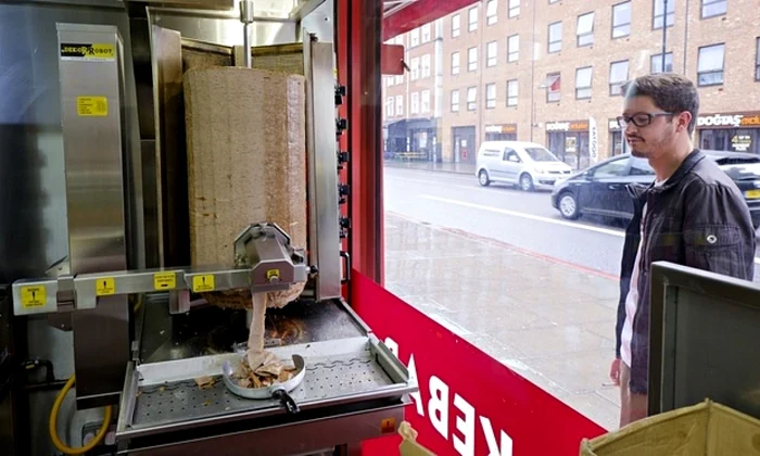 Robotul pentru şaorma sau kebab feliază rapid carnea de miel, de pui sau de vită necesară preparării specialităţilor. FOTO The Guardian