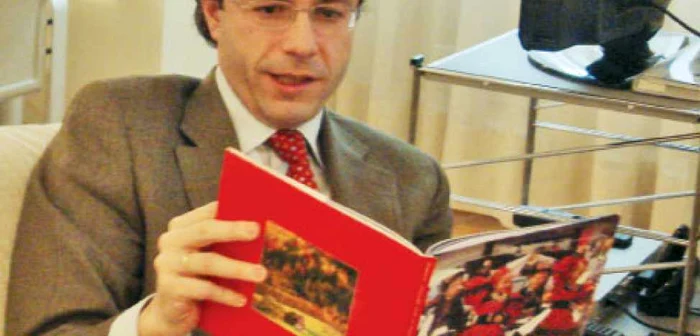 Lasquetty ţine pe biroul său un album cu imagini din România