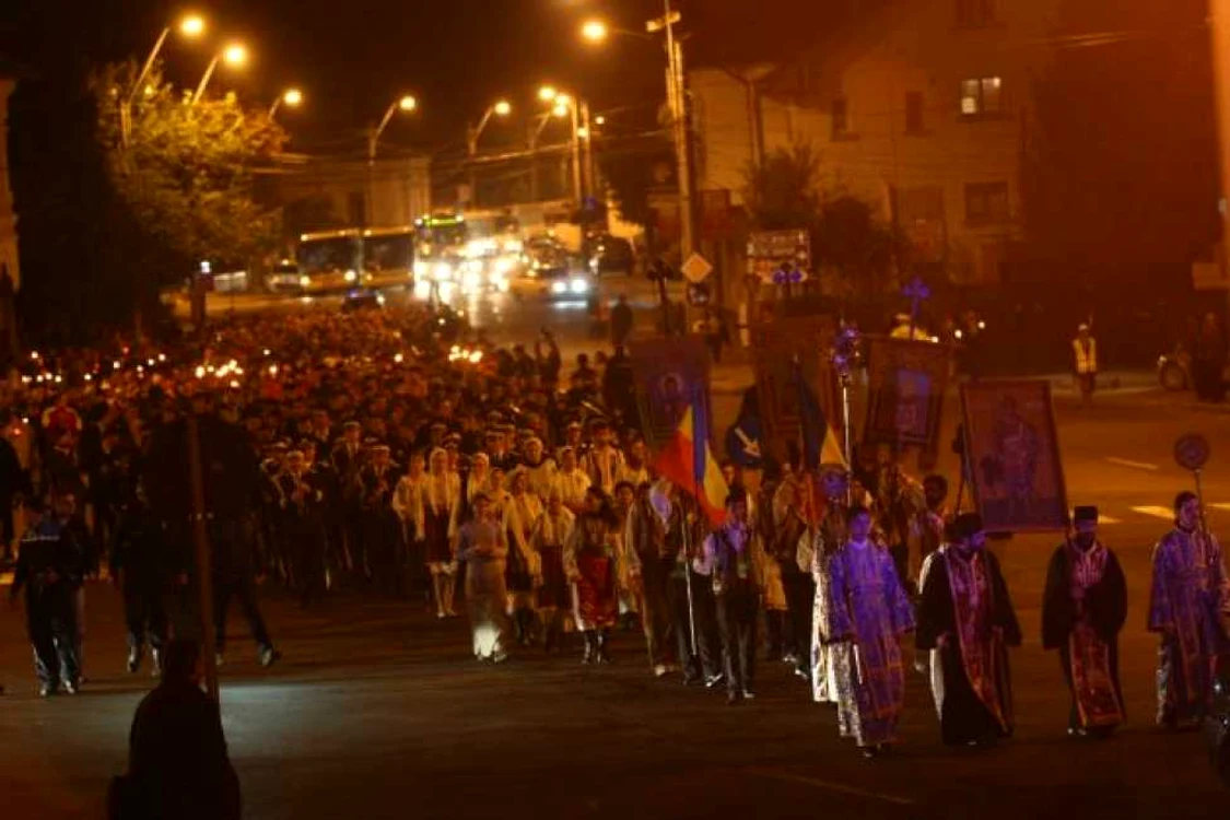 Craiovenii s-au rugat şi au aprins lumânări la procesiunea religioasă de Sf. Dumitru