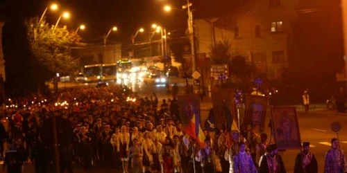 Craiovenii s-au rugat şi au aprins lumânări la procesiunea religioasă de Sf. Dumitru