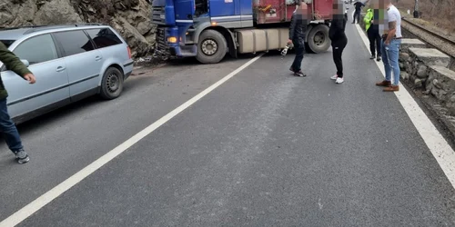 Accident pe Valea Oltului DN 7 - E 81 în zona Tuţuleşti - Vâlcea Foto Adevărul