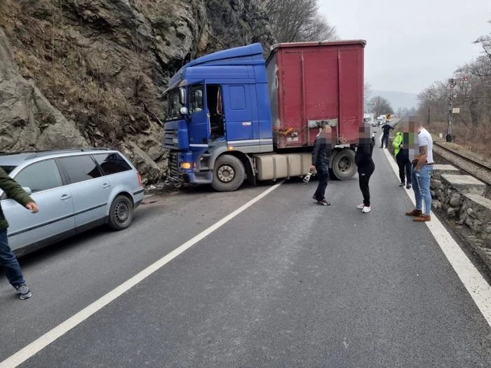 Accident pe Valea Oltului DN 7 - E 81 în zona Tuţuleşti - Vâlcea Foto Adevărul