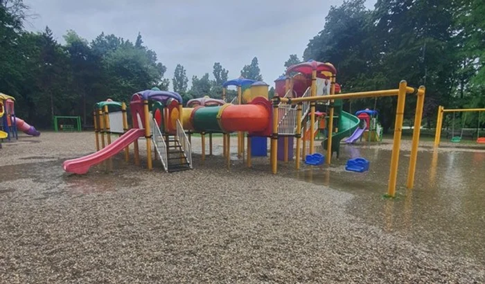 
    Așa îi așteaptă pe copii un loc de joacă din Herăstrău: băltoace și echipament murdar, ruginitFoto: Alin Constantinescu  