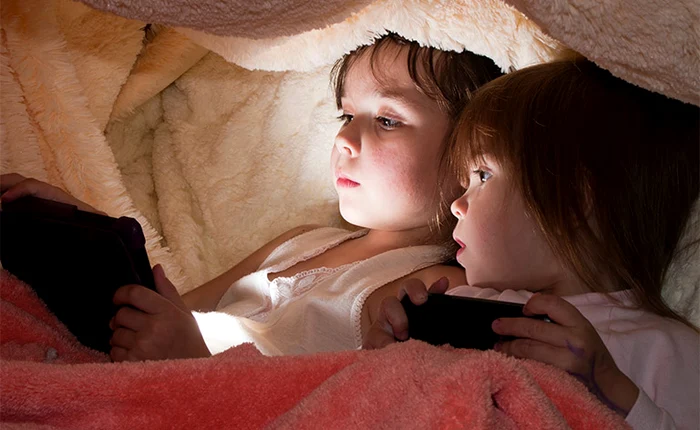 Înainte cu o oră sau două de culcare, copiii nu mai au voie să se uite pe gadgeturi