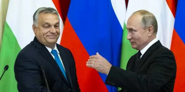 Strangere de mana intre Viktor Orban si Vladimir Putin FOTO EPA-EFE