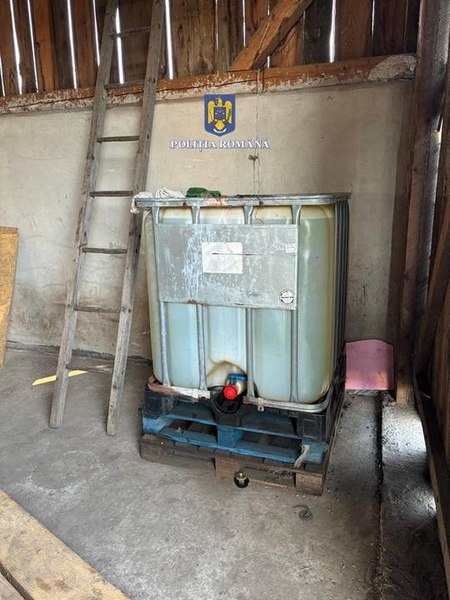 Aproape şase tone de motorină, bani şi vehicule, ridicate de poliţişti după 25 de percheziţii la Suceava