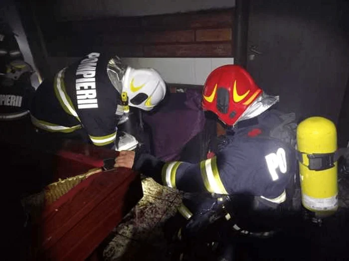 Pompierii au scos victima din locuința care luase foc FOTO Arhiva Adevărul