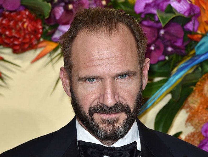 Seducătorul Ralph Fiennes, actorul cu o expresivitate năucitoare, împlinește 61 de ani. Femeia care i-a marcat viața